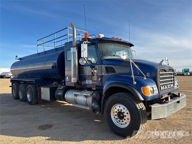 Mack CV713 Wassertanker