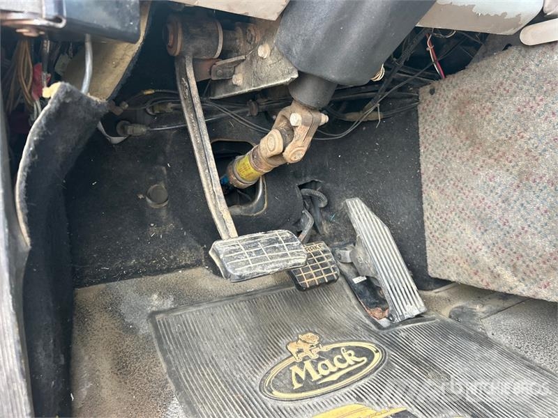 Mack CX613 6x4 Cab and Chassis Kabine i unutrašnjost