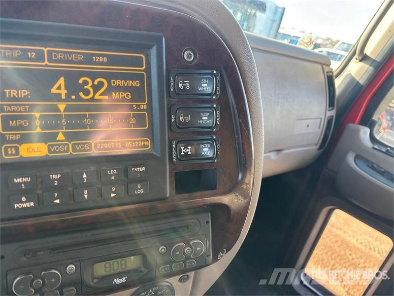 Mack CXN613 Тягачі