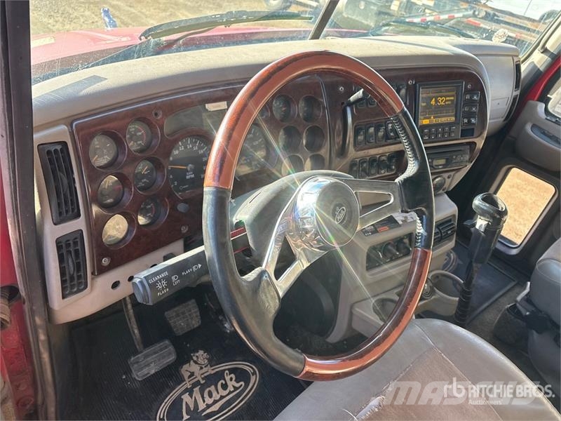 Mack CXN613 Тягачі