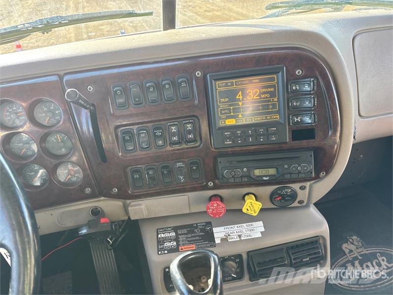 Mack CXN613 Тягачі