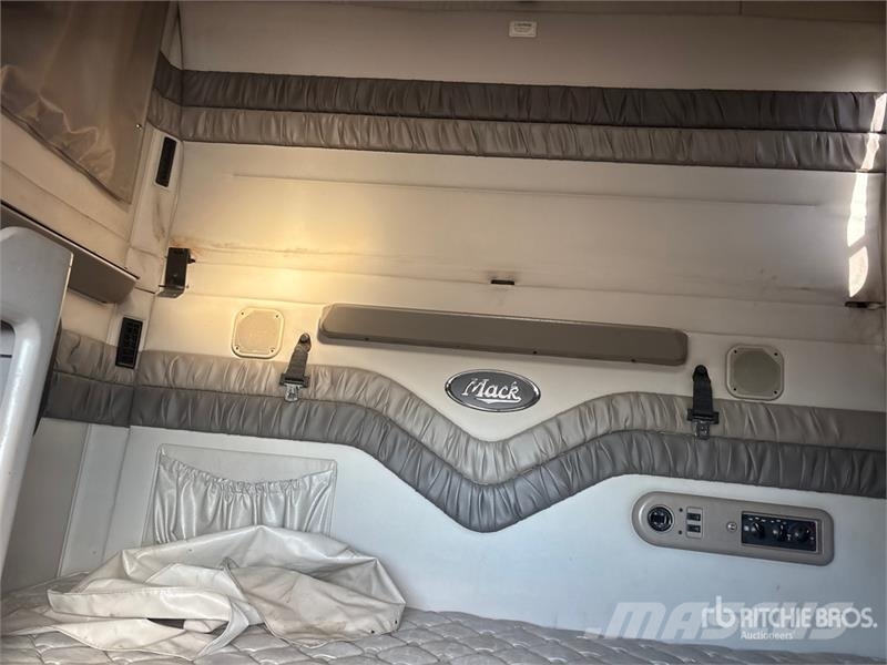 Mack CXN613 Тягачі