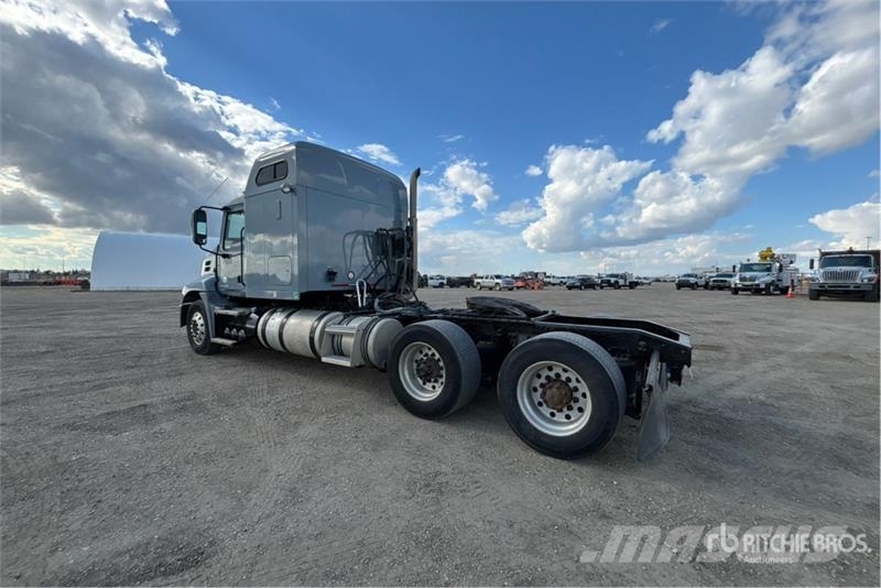 Mack CXU613 Тягачі