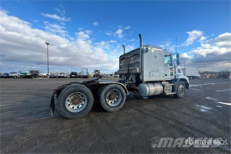 Mack CXU613 Nyergesvontatók