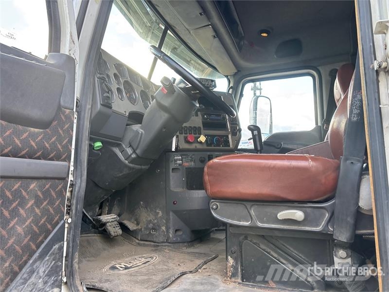 Mack CXU613 Nyergesvontatók