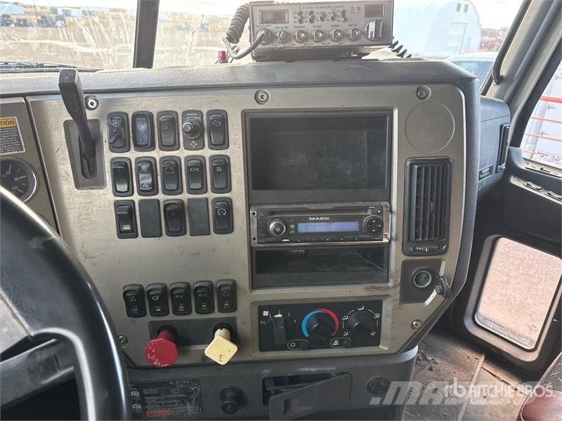 Mack CXU613 Nyergesvontatók