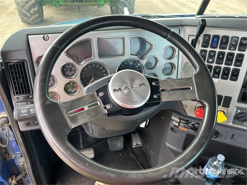 Mack CXU613 曳引機組件