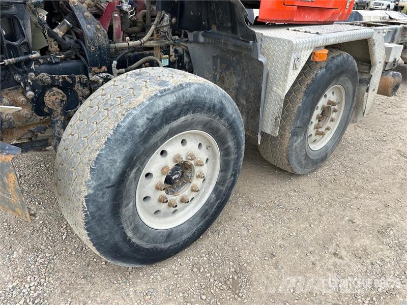 Mack GU713 8x4 Twin-Steer Cab and Chassis Kabinen