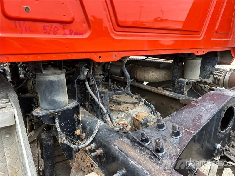 Mack GU713 8x4 Twin-Steer Cab and Chassis Kabinen