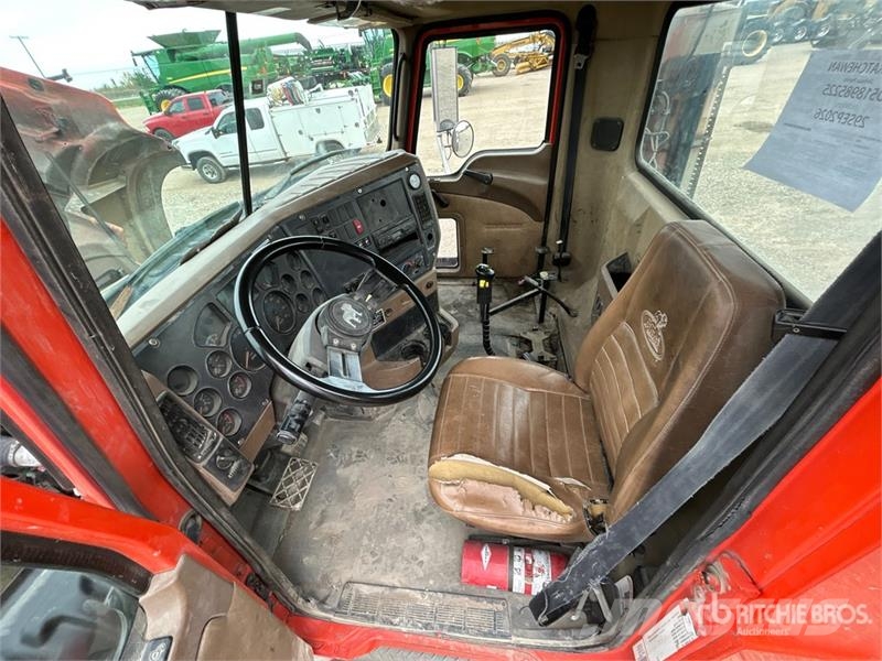 Mack GU713 8x4 Twin-Steer Cab and Chassis Kabine i unutrašnjost