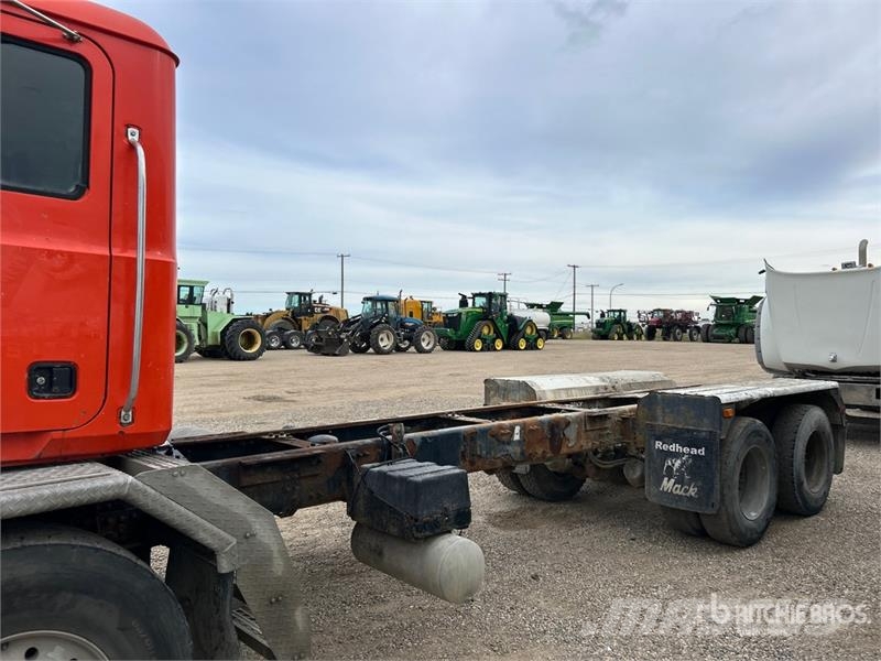 Mack GU713 8x4 Twin-Steer Cab and Chassis Kabine i unutrašnjost