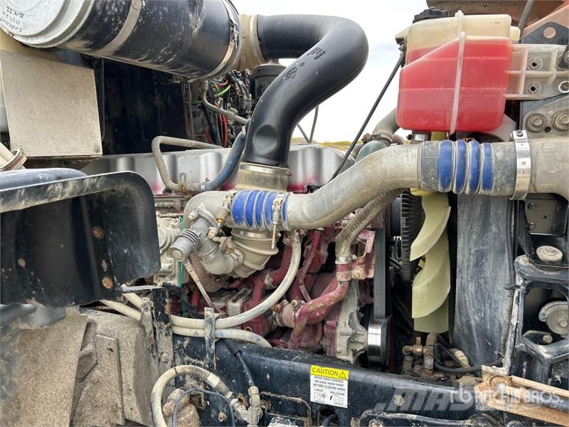 Mack GU713 8x4 Twin-Steer Cab and Chassis Kabinen
