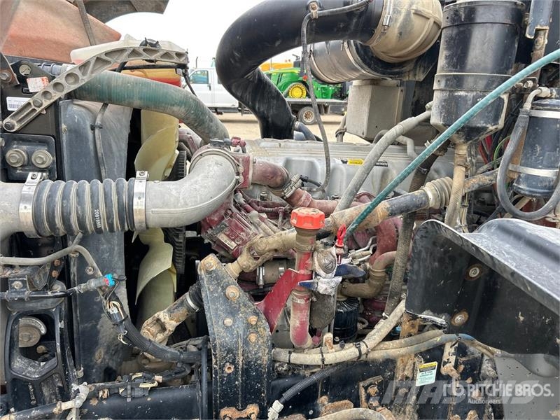 Mack GU713 8x4 Twin-Steer Cab and Chassis Kabinen