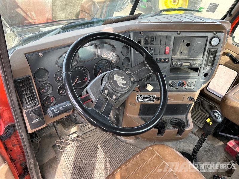 Mack GU713 8x4 Twin-Steer Cab and Chassis Kabine i unutrašnjost