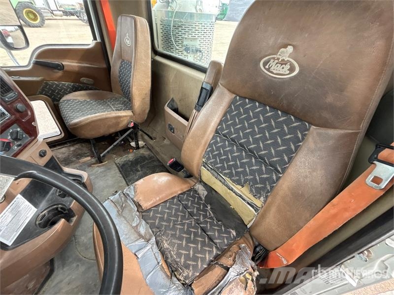 Mack GU714 8x6 Cab and Chassis Kabine i unutrašnjost