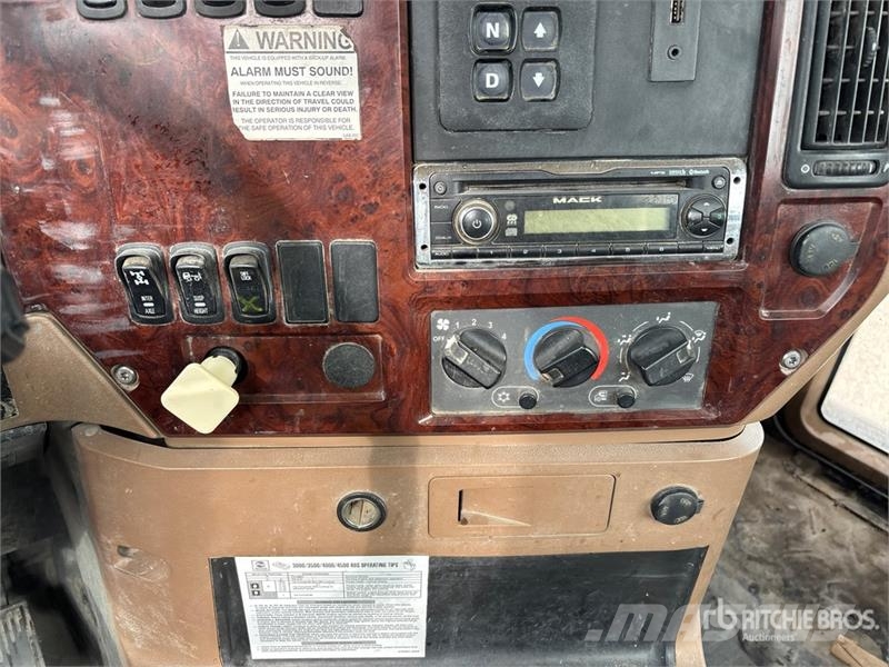 Mack GU714 8x6 Cab and Chassis Kabine i unutrašnjost