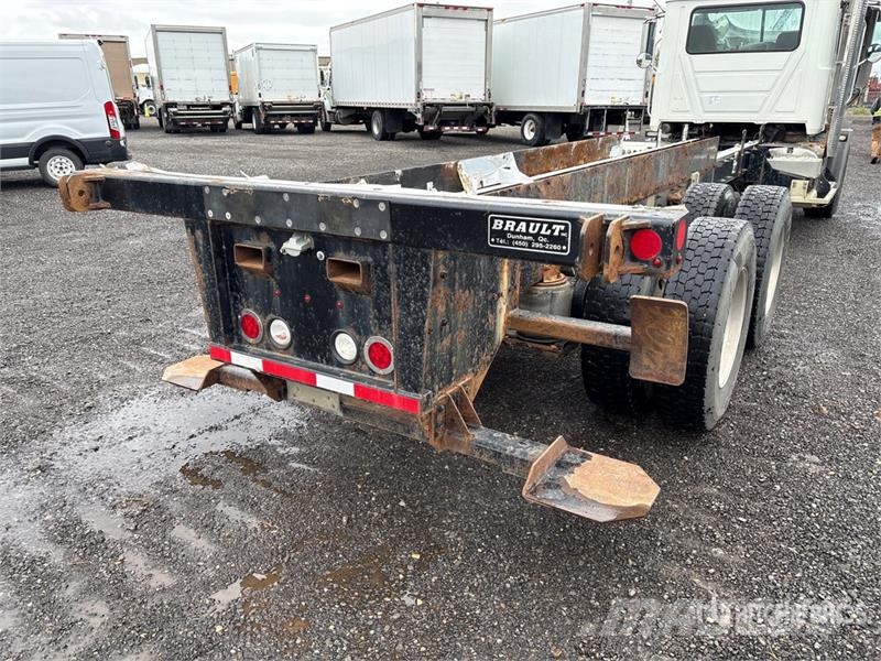 Mack GU800 6x4 Cab and Chassis Cabins and interior