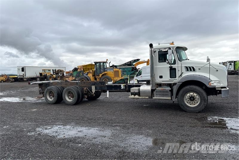 Mack GU800 6x4 Cab and Chassis Cabins and interior