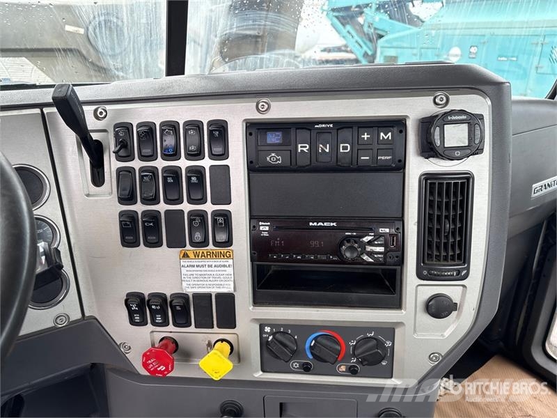 Mack GU800 6x4 Cab and Chassis Cabins and interior