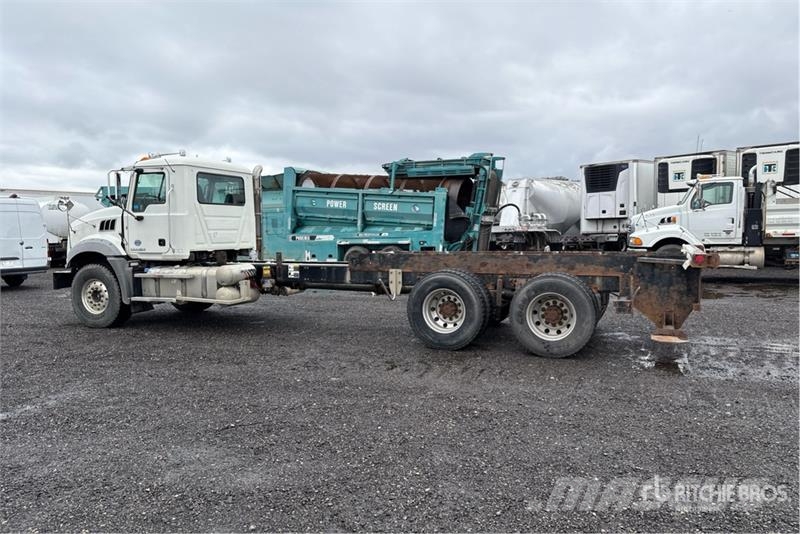 Mack GU800 6x4 Cab and Chassis Cabins and interior