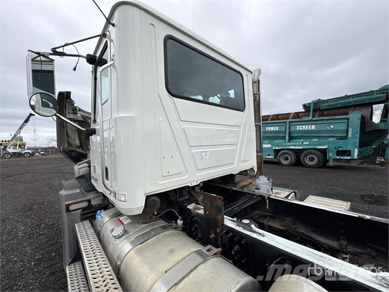 Mack GU800 6x4 Cab and Chassis Cabins and interior
