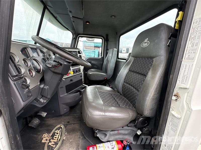 Mack GU800 6x4 Cab and Chassis Cabins and interior