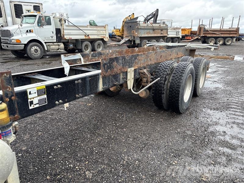 Mack GU800 6x4 Cab and Chassis Cabins and interior