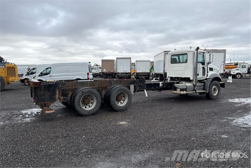 Mack GU800 6x4 Cab and Chassis Cabins and interior