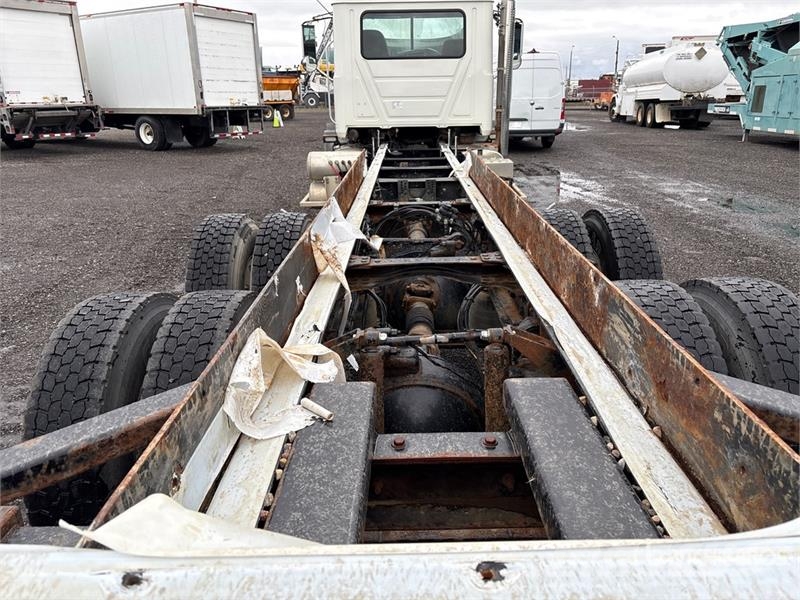 Mack GU800 6x4 Cab and Chassis Cabins and interior