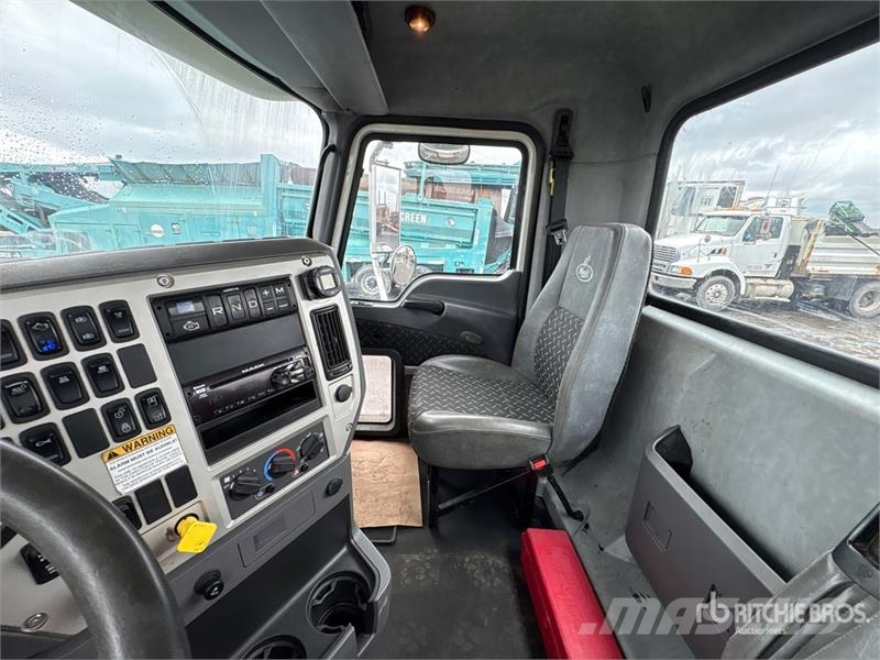Mack GU800 6x4 Cab and Chassis Cabins and interior