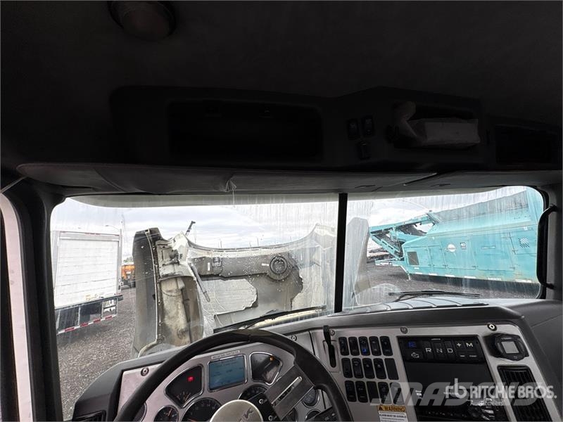 Mack GU800 6x4 Cab and Chassis Cabins and interior