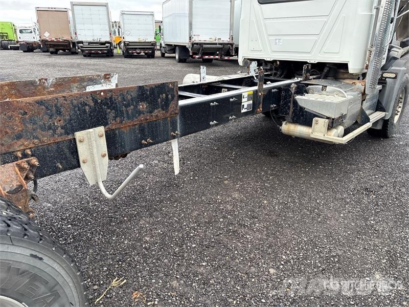 Mack GU800 6x4 Cab and Chassis Cabins and interior