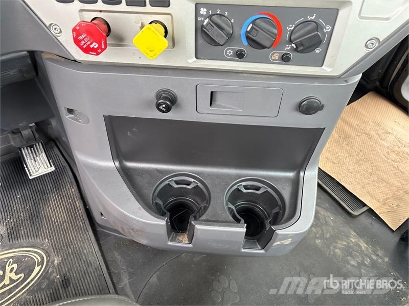 Mack GU800 6x4 Cab and Chassis Cabins and interior