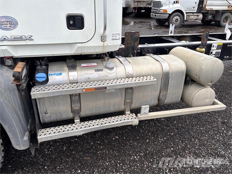 Mack GU800 6x4 Cab and Chassis Cabins and interior