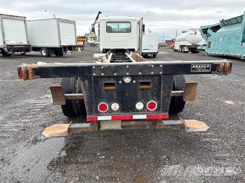 Mack GU800 6x4 Cab and Chassis Cabins and interior