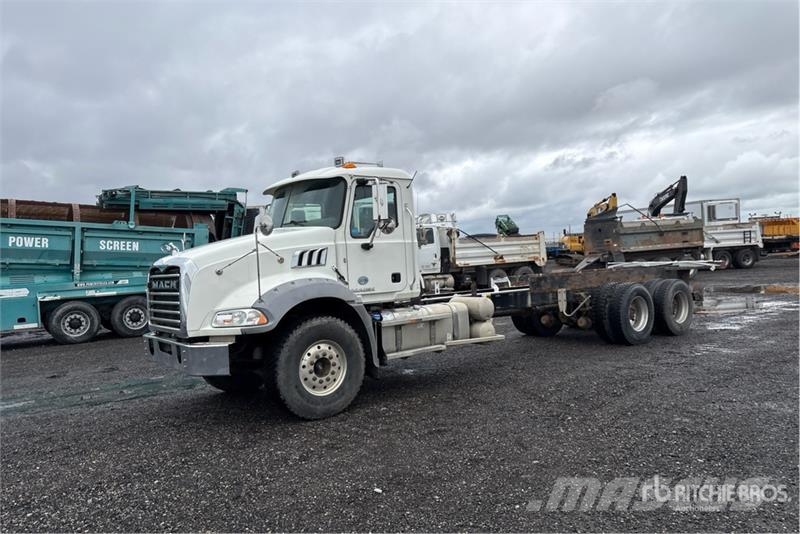 Mack GU800 6x4 Cab and Chassis Cabins and interior