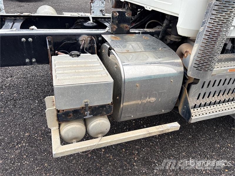Mack GU800 6x4 Cab and Chassis Cabins and interior