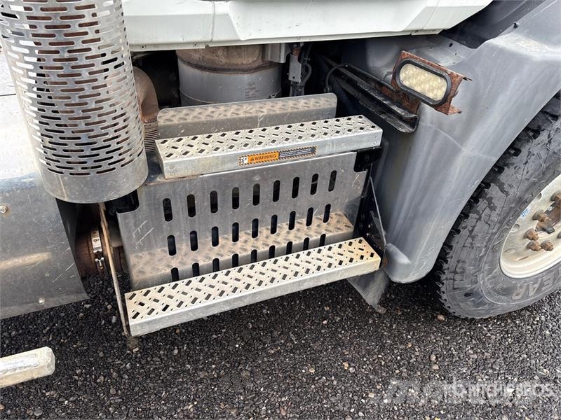 Mack GU800 6x4 Cab and Chassis Cabins and interior