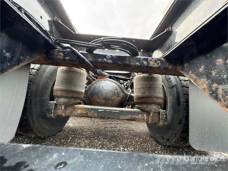 Mack GU800 8x6 Cab and Chassis Cabines