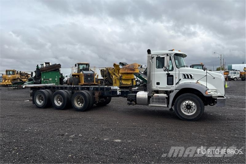 Mack GU800 8x6 Cab and Chassis Cabines