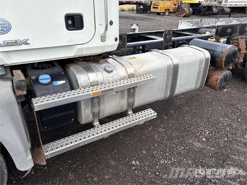 Mack GU800 8x6 Cab and Chassis Cabines