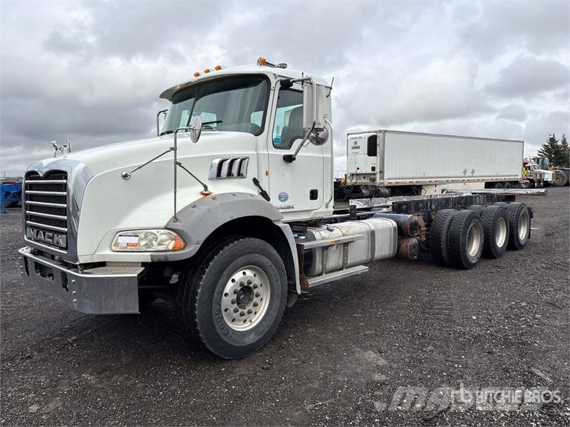 Mack GU800 8x6 Cab and Chassis Cabines