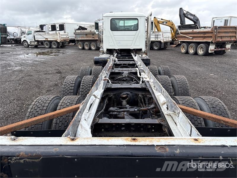 Mack GU800 8x6 Cab and Chassis Cabines