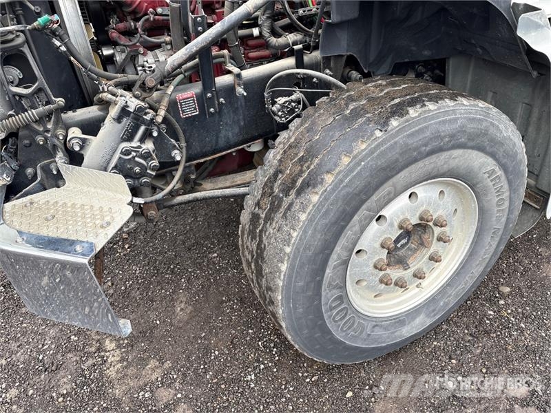 Mack GU800 8x6 Cab and Chassis Cabines