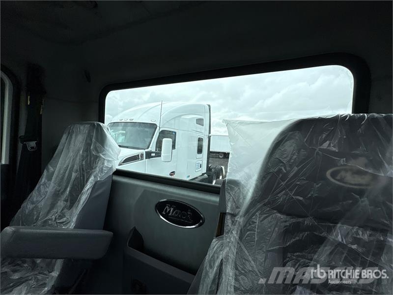 Mack GU800 8x6 Cab and Chassis Cabines