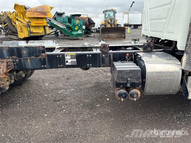 Mack GU800 8x6 Cab and Chassis Cabines