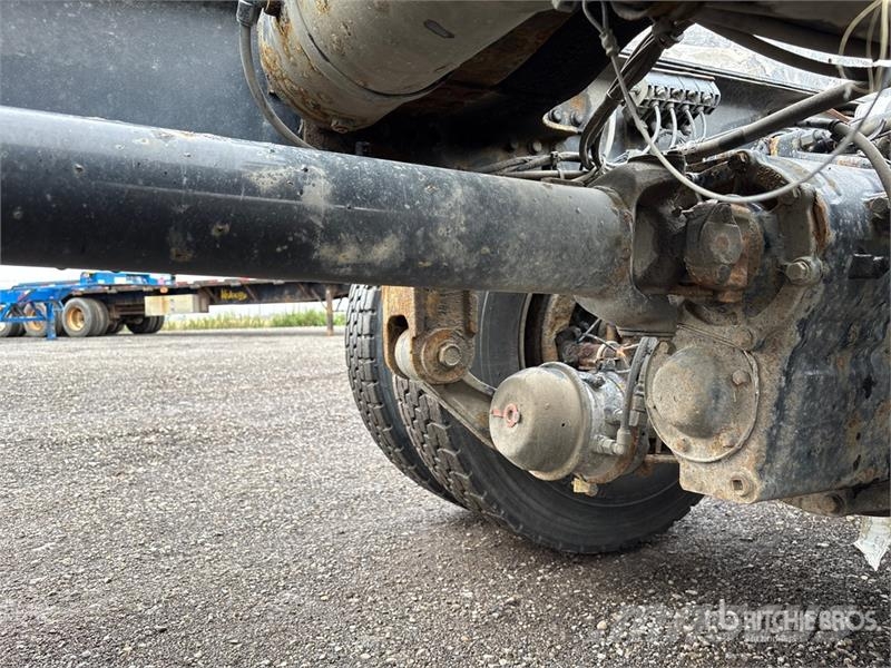 Mack GU800 8x6 Cab and Chassis Cabines
