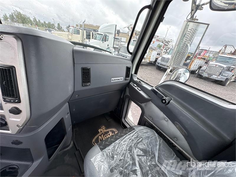 Mack GU800 8x6 Cab and Chassis Cabines