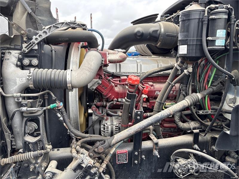 Mack GU800 8x6 Cab and Chassis Cabines