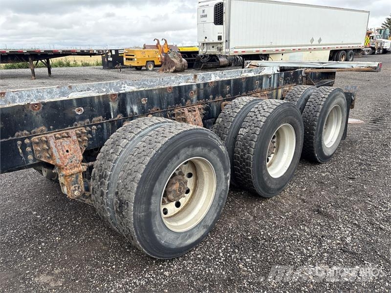 Mack GU800 8x6 Cab and Chassis Cabines